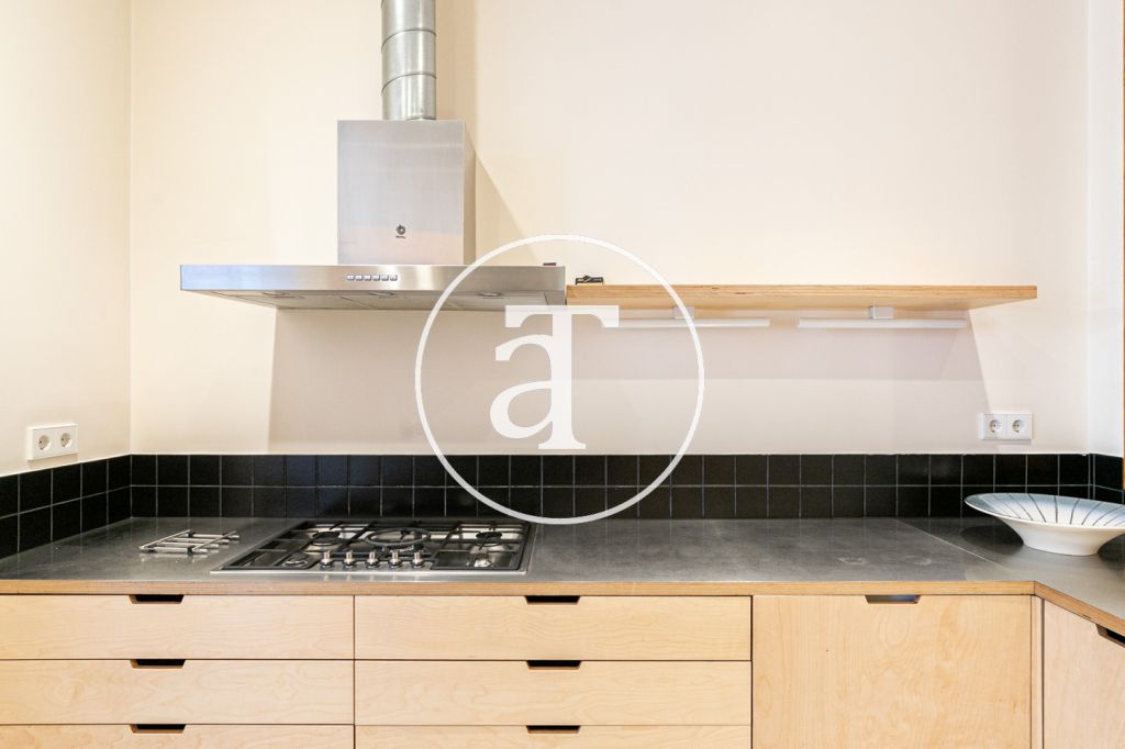 Piso de alquiler temporal de 3 habitaciones y un estudio en Carrer de Paris 14