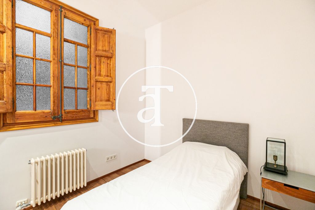 Piso de alquiler temporal de 3 habitaciones y un estudio en Carrer de Paris 37