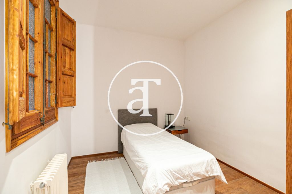Piso de alquiler temporal de 3 habitaciones y un estudio en Carrer de Paris 36