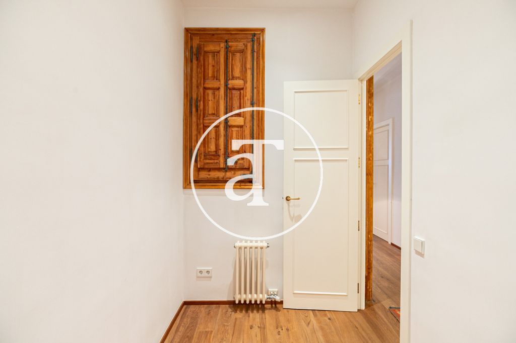 Piso de alquiler temporal de 3 habitaciones y un estudio en Carrer de Paris 17