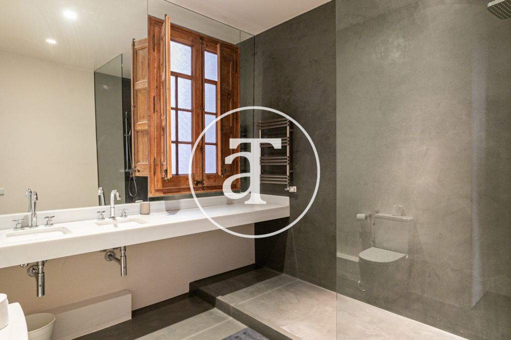 Piso de alquiler temporal de 3 habitaciones y un estudio en Carrer de Paris 29