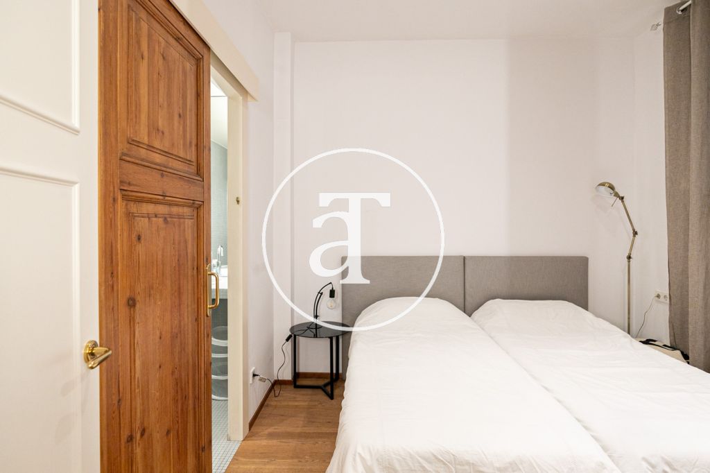 Piso de alquiler temporal de 3 habitaciones y un estudio en Carrer de Paris 19