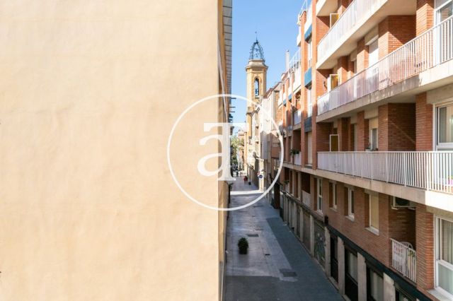 Monthly rental studio with terrace steps from L'illa Diagonal 15