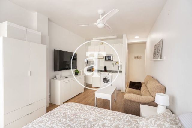 Monthly rental studio with terrace steps from L'illa Diagonal 5