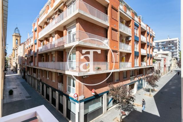Monthly rental studio with terrace steps from L'illa Diagonal 16