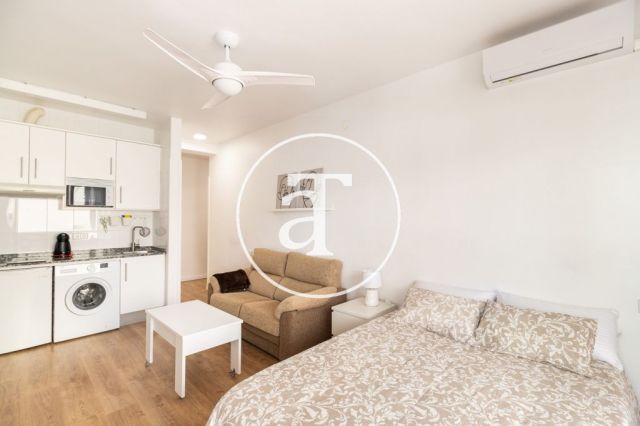 Monthly rental studio with terrace steps from L'illa Diagonal 6