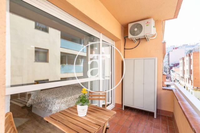 Monthly rental studio with terrace steps from L'illa Diagonal