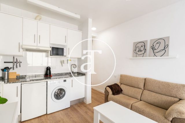 Monthly rental studio with terrace steps from L'illa Diagonal 4