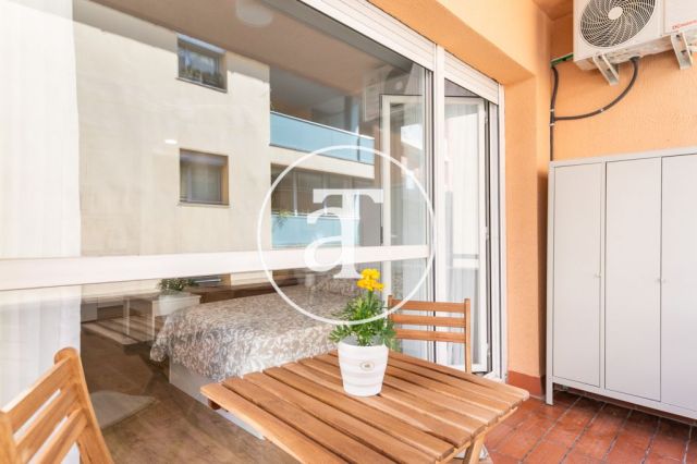 Monthly rental studio with terrace steps from L'illa Diagonal 17