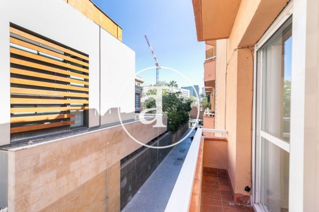 Monthly rental studio with terrace steps from L'illa Diagonal 13