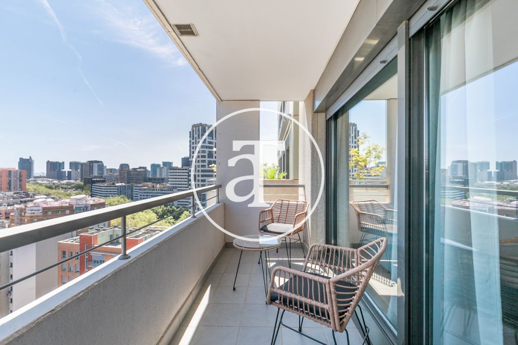 Piso de alquiler temporal de 2 habitaciones, terraza y piscina comunitaria a un paso del Parque Central del Poblenou