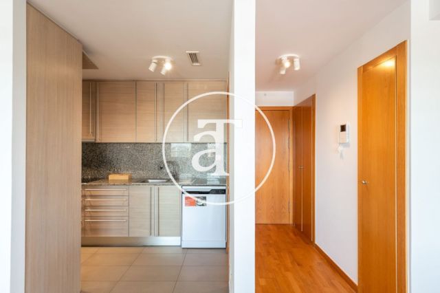 Piso de alquiler temporal de 2 habitaciones, terraza y piscina comunitaria a un paso del Parque Central del Poblenou 13