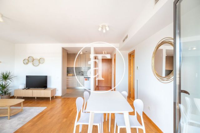 Piso de alquiler temporal de 2 habitaciones, terraza y piscina comunitaria a un paso del Parque Central del Poblenou 2