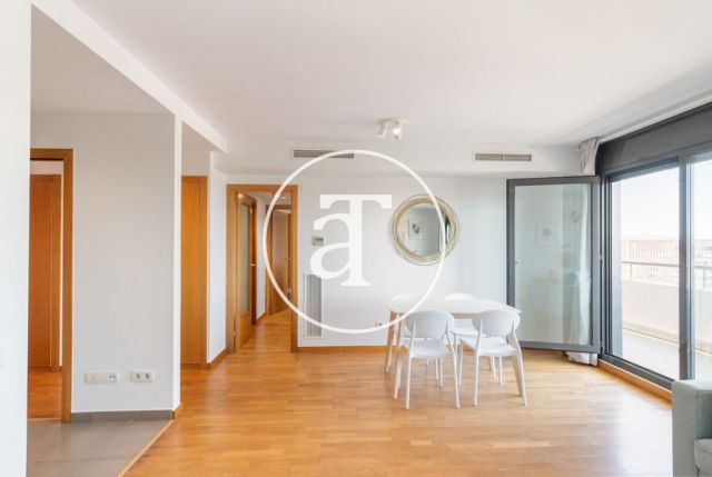 Piso de alquiler temporal de 2 habitaciones, terraza y piscina comunitaria a un paso del Parque Central del Poblenou 3