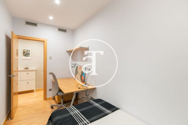 Monthly rental apartment with 3 bedroom next to the Hospital Clinic 25