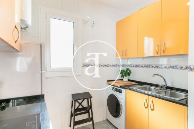Ático de alquiler temporal de 2 habitaciones y terraza en Eixample 16