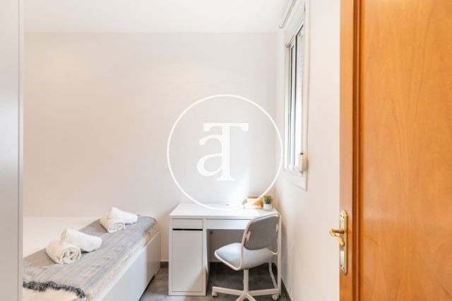 Ático de alquiler temporal de 2 habitaciones y terraza en Eixample 21