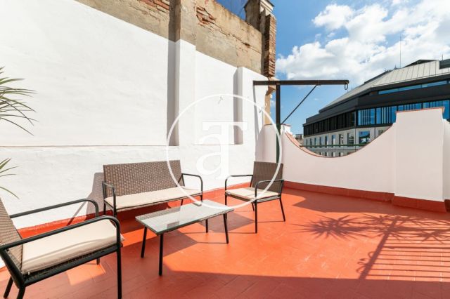 Ático de alquiler temporal de 2 habitaciones y terraza en Eixample