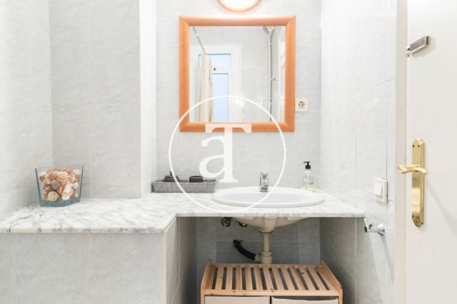 Monthly rental apartment with 2 double bedrooms near Hospital Clínic 24