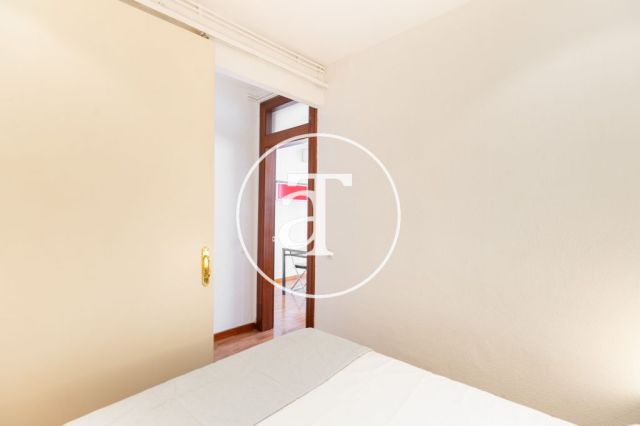 Monthly rental apartment with 2 double bedrooms near Hospital Clínic 23