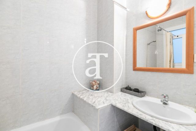 Monthly rental apartment with 2 double bedrooms near Hospital Clínic 25