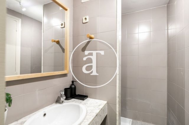 Piso de alquiler temporal de 1 habitación y 1 baño en Ciutat Vella 26