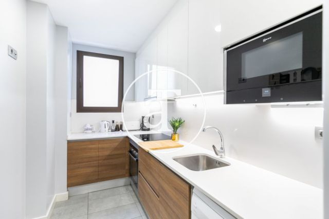 Appartement de 2 chambres à louer temporairement avec balcon et piscine dans le quartier gothique 9