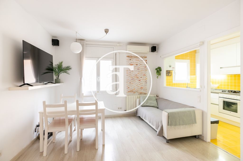 Piso de alquiler temporal de 2 habitaciones, estudio y 1 baño en La Barceloneta