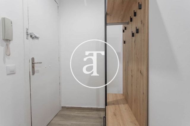 Piso de alquiler temporal de 3 habitaciones dobles, 1 baño y terraza en el barrio de Les Corts 27
