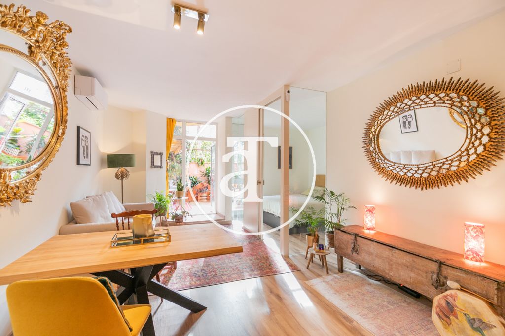 Piso de alquiler temporal de 1 habitación y 1 baño con terraza interna con jardinera en Gràcia