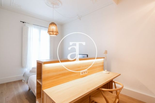 Piso de alquiler temporal de 3 habitaciones y 2 baños con balcones cerca de Paseo de Gracia 48