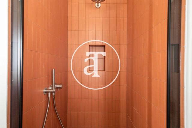 Piso de alquiler temporal de 3 habitaciones y 2 baños con balcones cerca de Paseo de Gracia 35