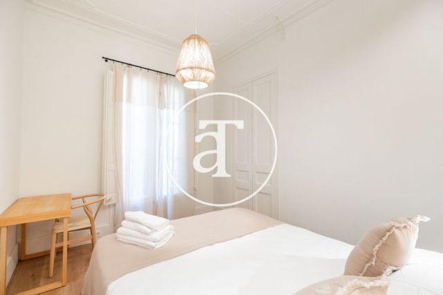 Piso de alquiler temporal de 3 habitaciones y 2 baños con balcones cerca de Paseo de Gracia 43