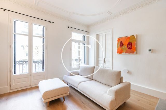 Piso de alquiler temporal de 3 habitaciones y 2 baños con balcones cerca de Paseo de Gracia 7