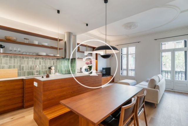 Piso de alquiler temporal de 3 habitaciones y 2 baños con balcones cerca de Paseo de Gracia