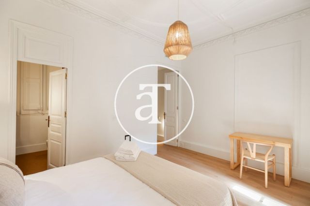 Piso de alquiler temporal de 3 habitaciones y 2 baños con balcones cerca de Paseo de Gracia 31