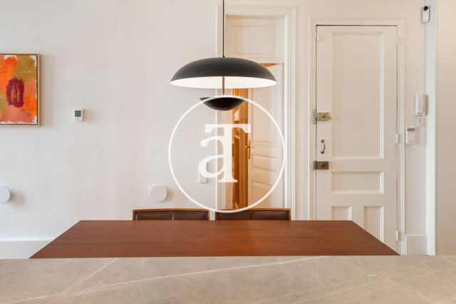 Piso de alquiler temporal de 3 habitaciones y 2 baños con balcones cerca de Paseo de Gracia 14