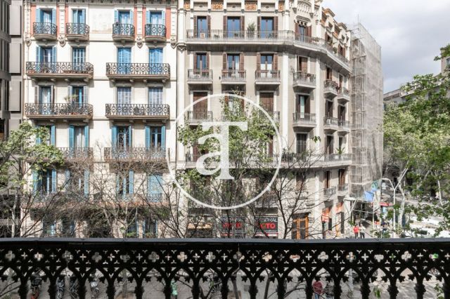 Piso de alquiler temporal de 3 habitaciones y 2 baños con balcones cerca de Paseo de Gracia 6