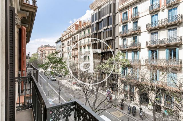 Piso de alquiler temporal de 3 habitaciones y 2 baños con balcones cerca de Paseo de Gracia 5