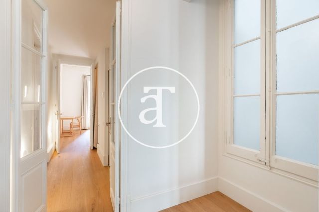 Piso de alquiler temporal de 3 habitaciones y 2 baños con balcones cerca de Paseo de Gracia 21