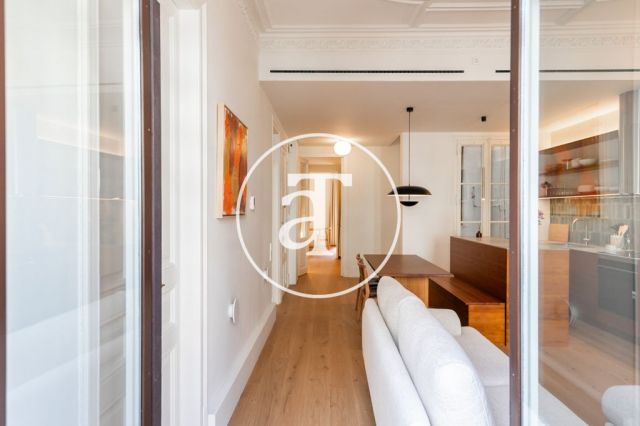 Piso de alquiler temporal de 3 habitaciones y 2 baños con balcones cerca de Paseo de Gracia 4