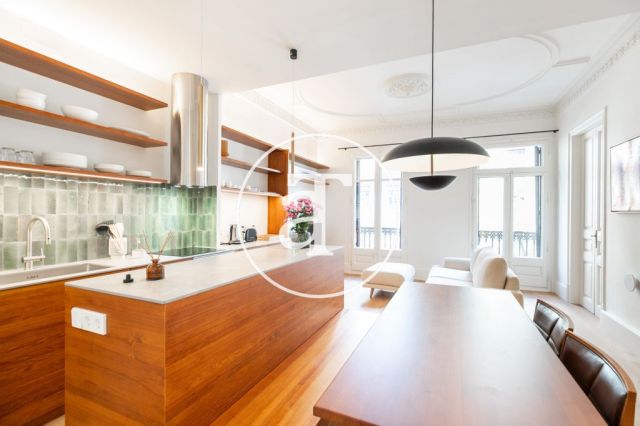 Piso de alquiler temporal de 3 habitaciones y 2 baños con balcones cerca de Paseo de Gracia 2