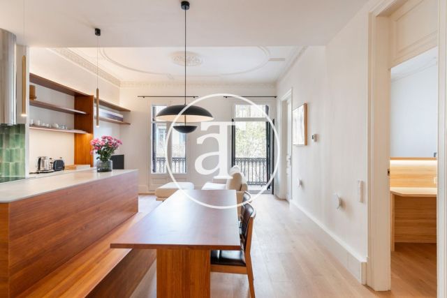 Piso de alquiler temporal de 3 habitaciones y 2 baños con balcones cerca de Paseo de Gracia 10