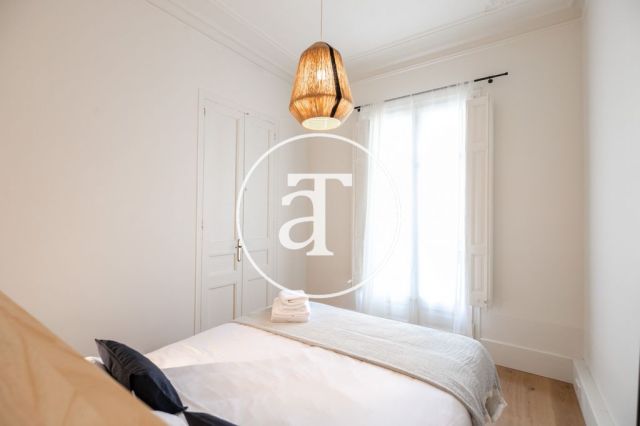 Piso de alquiler temporal de 3 habitaciones y 2 baños con balcones cerca de Paseo de Gracia 54