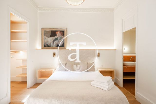 Piso de alquiler temporal de 3 habitaciones y 2 baños con balcones cerca de Paseo de Gracia 29