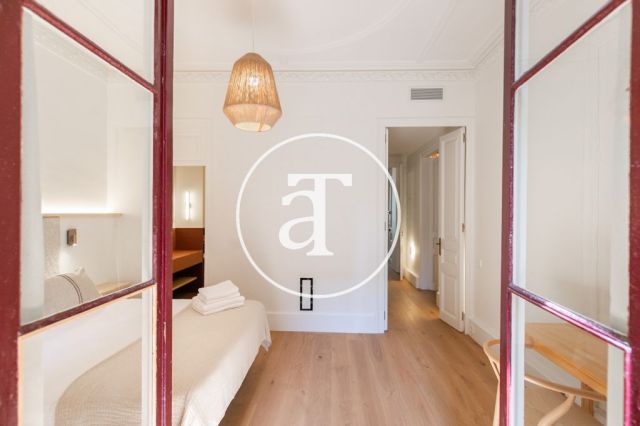 Piso de alquiler temporal de 3 habitaciones y 2 baños con balcones cerca de Paseo de Gracia 26