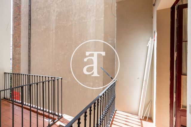 Piso de alquiler temporal de 3 habitaciones y 2 baños con balcones cerca de Paseo de Gracia 28