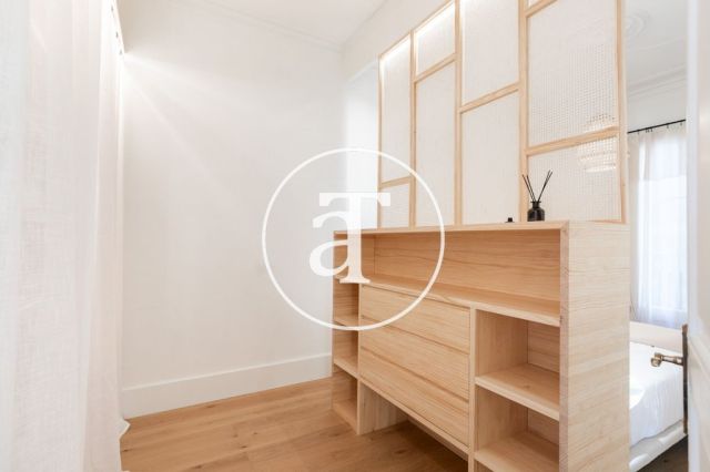 Piso de alquiler temporal de 3 habitaciones y 2 baños con balcones cerca de Paseo de Gracia 42