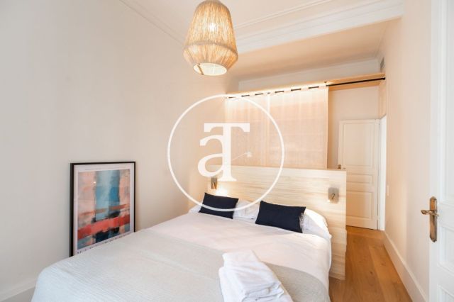 Piso de alquiler temporal de 3 habitaciones y 2 baños con balcones cerca de Paseo de Gracia 50