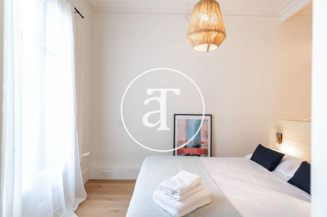 Piso de alquiler temporal de 3 habitaciones y 2 baños con balcones cerca de Paseo de Gracia 49